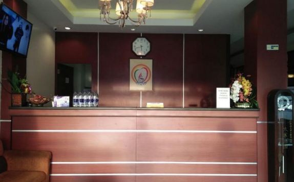 Receptionist di Atia Now Hotel Tarakan