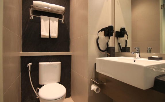 Bathroom di Aveon Hotel Yogyakarta