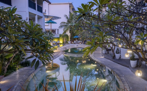 Swimming Pool di Away Bali Legian Camakila Resort