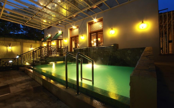 Swimming Pool di Aziza Hotel Solo