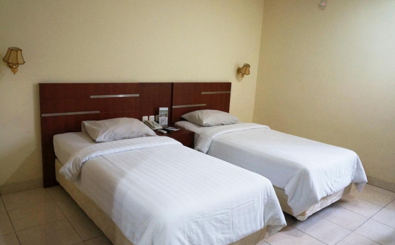 guest room twin bed di Azza Hotel Palembang