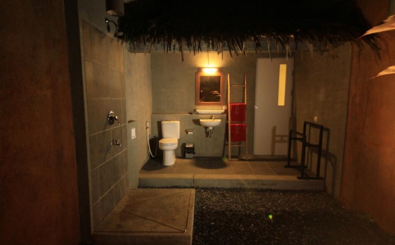 Bathroom di Bale Karang Beach Cottages