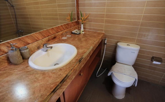 Tampilan Bathroom Hotel di Balemong Resort Ungaran