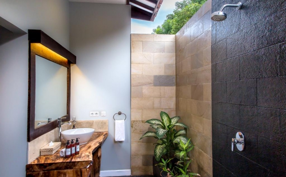Tampilan Bathroom Hotel di Bale Sampan Bungalows