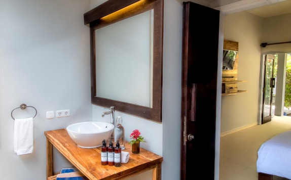 Tampilan Bathroom Hotel di Bale Sampan Bungalows