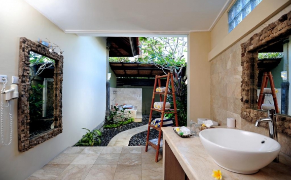 Tampilan Bathroom Hotel di Bali Aroma Exclusive Villas