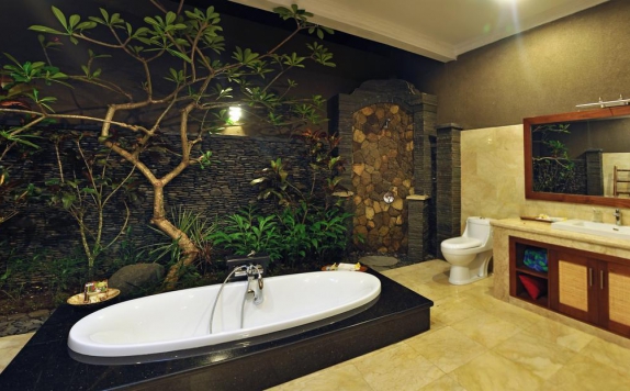 Tampilan Bathroom Hotel di Bali Aroma Exclusive Villas