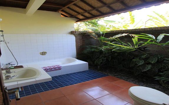 Bathroom di Bali Garden View Cottage Ubud