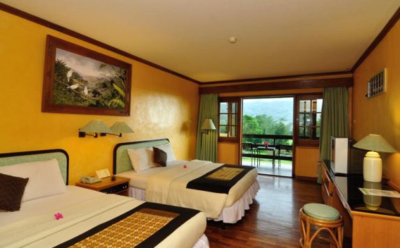 guest room twin bed di Handara Golf & Resort Bali