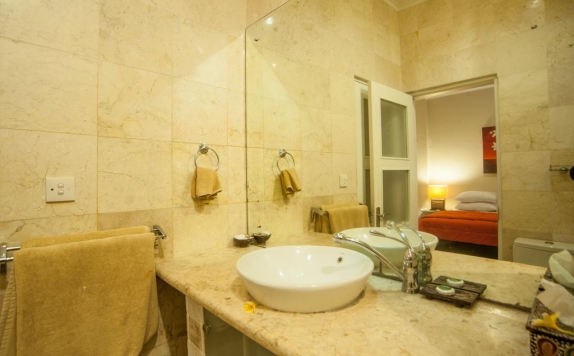 Bathroom di Bali Mystique Hotel and Apartments