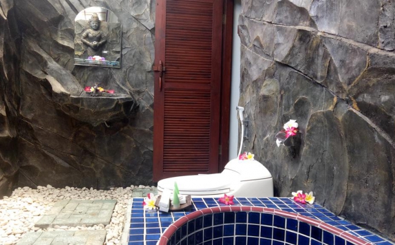 Bathroom di Bali Nibbana Resort