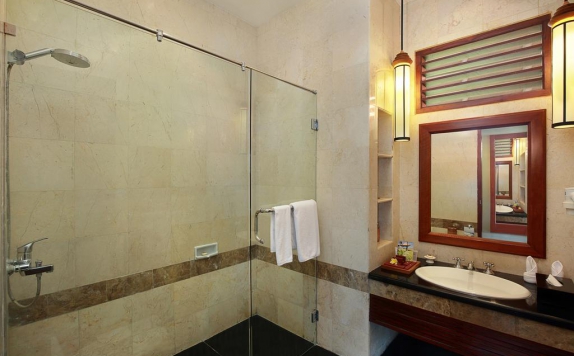 Tampilan Bathroom Hotel di Bali Niksoma Boutique Beach resort