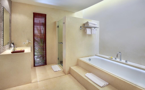 Tampilan Bathroom Hotel di Bali Niksoma Boutique Beach resort