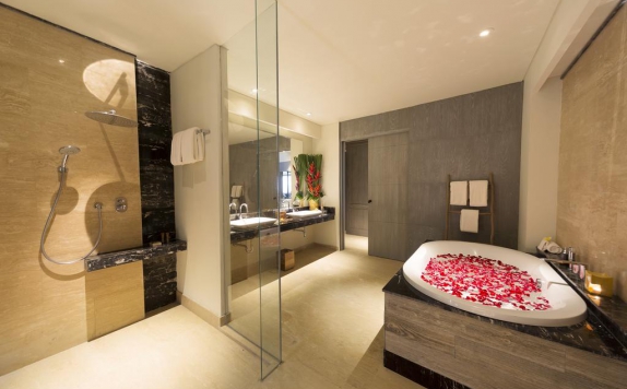 Bathroom di Bali Paragon Resort Hotel