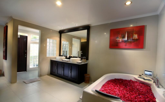 Bathroom di Bali Rich Luxury Villa & Spa