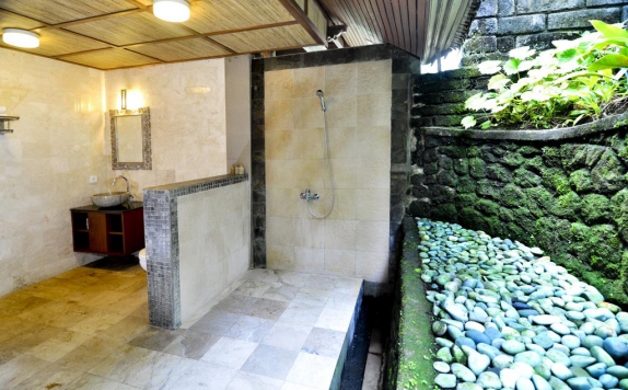 Bathroom di Bali Spirit Hotel & Spa