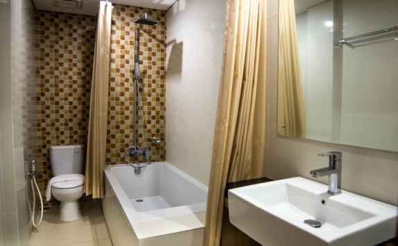 Bathroom di Bali Summer Hotel