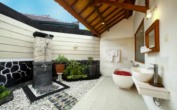 Bathroom di Bali Taman Beach Resort & Spa