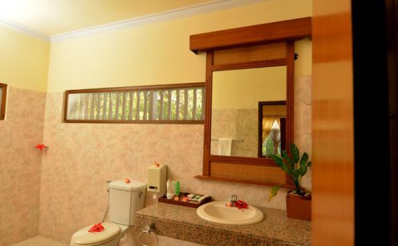 Bathroom di Banyualit Spa & Resort
