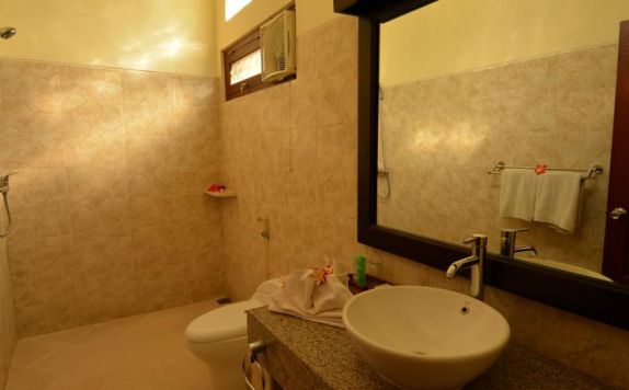 Bathroom di Banyualit Spa & Resort