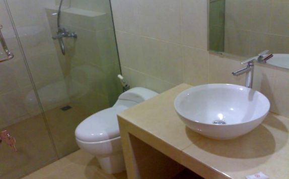bathroom di Basra Hotel (Basuki Rahmat), Tuban