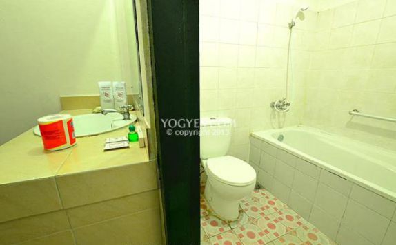 Bathroom di Batik Yogyakarta Hotel