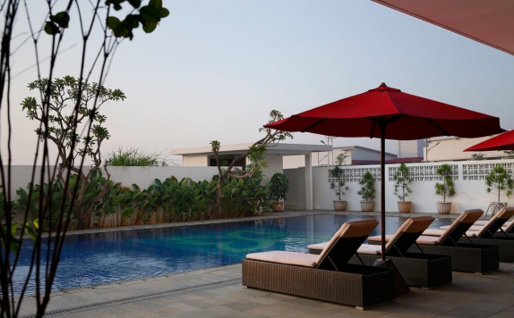 swiming pool di Batiqa Hotel and Karawang Apartement
