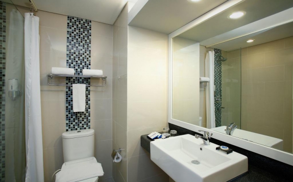 Tampilan Bathroom Hotel di Batiqa Hotel and Karawang Apartement