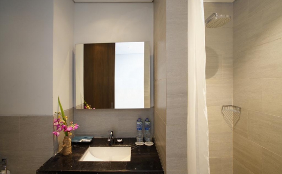 Bathroom di BATIQA Hotel Palembang