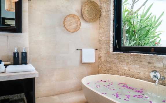 Bathroom di Batu Karang Lembongan Resort and Day Spa