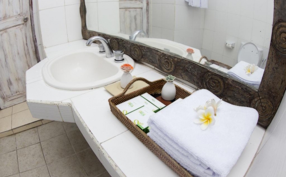 Bathroom di Beji Bay Resort