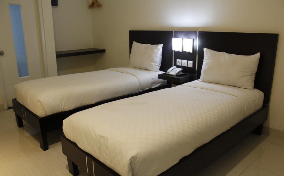 guest room twin bed di Bella Vita Hotel Kupang