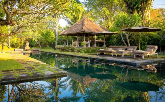 Swimming Pool di Belong Dua Villa Seseh