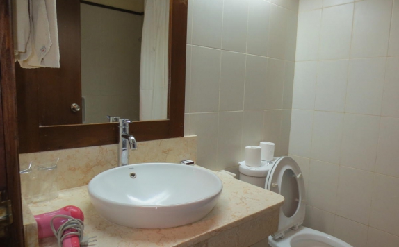 Bathroom di Besakih Beach Resort