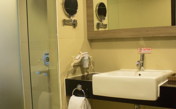 Tampilan Bathroom Hotel di Best Western Plus Kemayoran Hotel