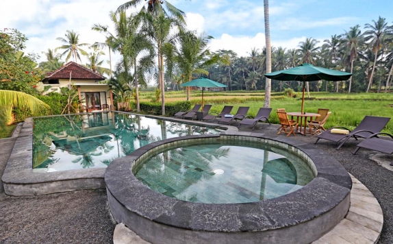 swiming pool di Bhanuswari Resort Spa