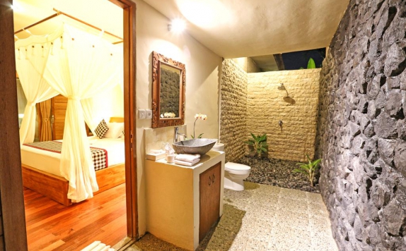 Tampilan Bathroom Hotel di Bhanuswari Resort Spa