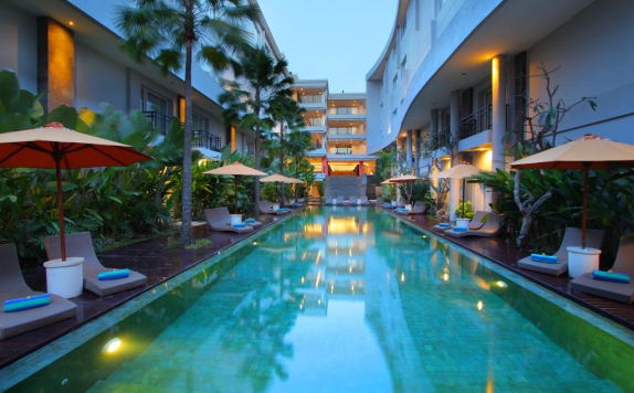 Swimming pool di B Hotel Bali