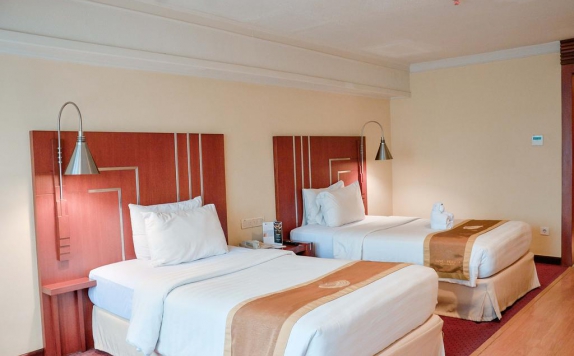 guest room twin bed di Bidakara Grand Savoy Homann Hotel