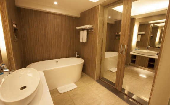 Tampilan Bathroom Hotel di Bintang Kuta Hotel