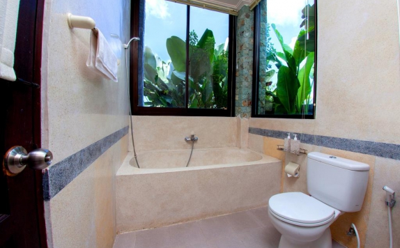 Tampilan Bathroom Hotel di Bisma Cottages Ubud