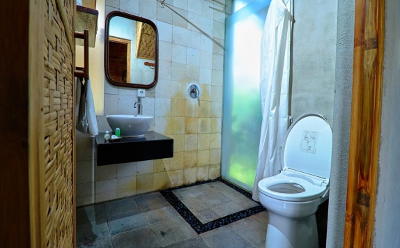 Bathroom di Biyukukung Suites and Spa Ubud