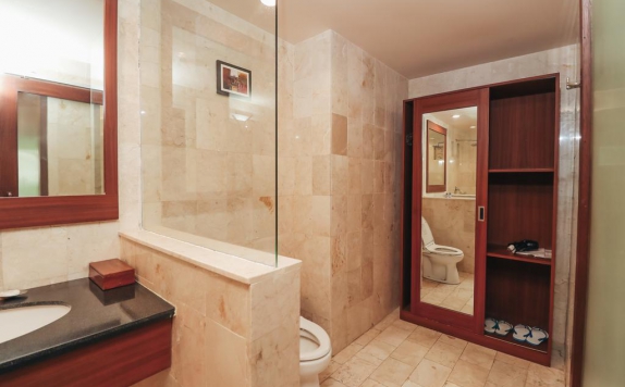 Bathroom di Biyukukung Suites and Spa Ubud