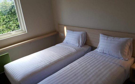 guest room twin bed di Biz Ambon Hotel