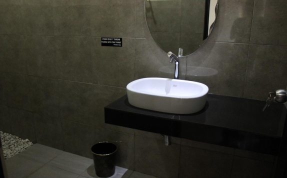 Tampilan Bathroom Hotel di Blanjong Home Stay