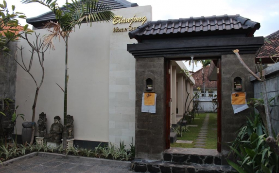 Tampilan Entrance Hotel di Blanjong Home Stay