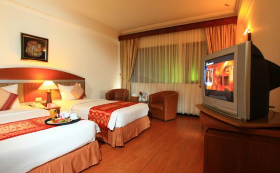 guest room twin bed di Blue Atlantic International Hotel