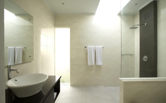 Tampilan Bathroom Hotel di Blue Marlin Legian Villa (D and G Villas Legian)