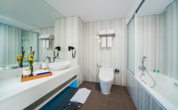Bathroom di Blue Sky Hotel Petamburan