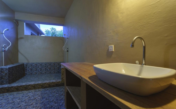 Tampilan Bathroom Hotel di Bruce's Hideout Lombok